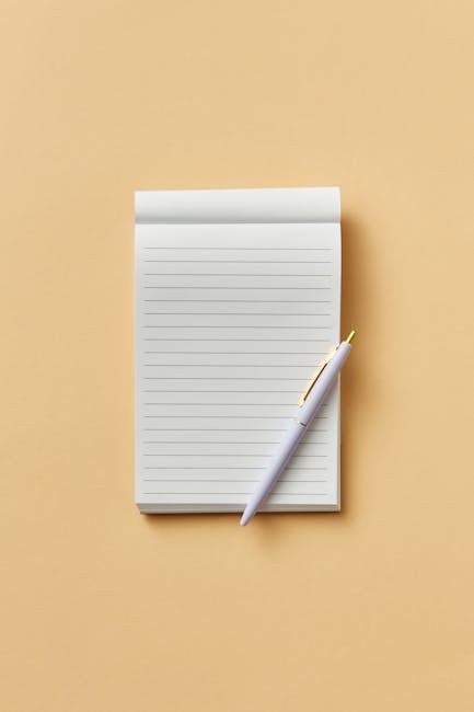 Blocco note a righe e penna su sfondo beige, strumenti per la pianificazione e la riflessione sulla responsabilità scolastica.