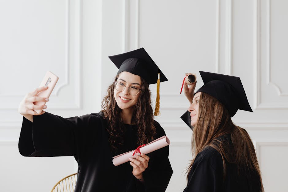 Studentesse laureate fanno un selfie: aggiornamenti normative scolastiche 2023, istruzione superiore e futuro professionale dei giovani