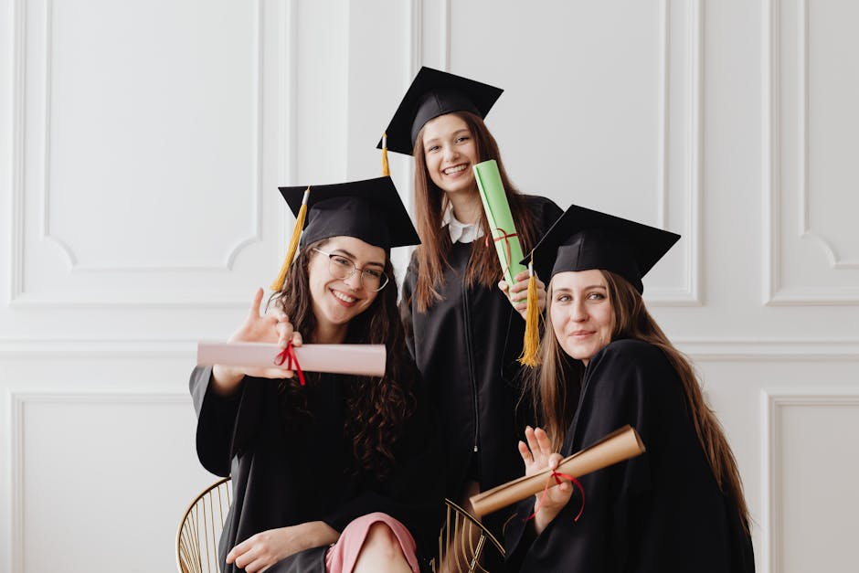Giovani laureate sorridenti con toga e pergamena: precariato e futuro incerto nel mondo della scuola italiana dopo anni di studio