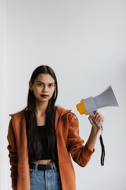 Donna con megafono: intelligenza artificiale e comunicazione sociale per un futuro di speranza e responsabilità secondo Leone XIV
