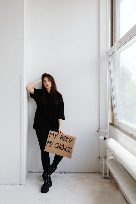 Donna con cartello My Body My Choice: l'identità e le scelte personali nel contesto dei principi unici che ci guidano.