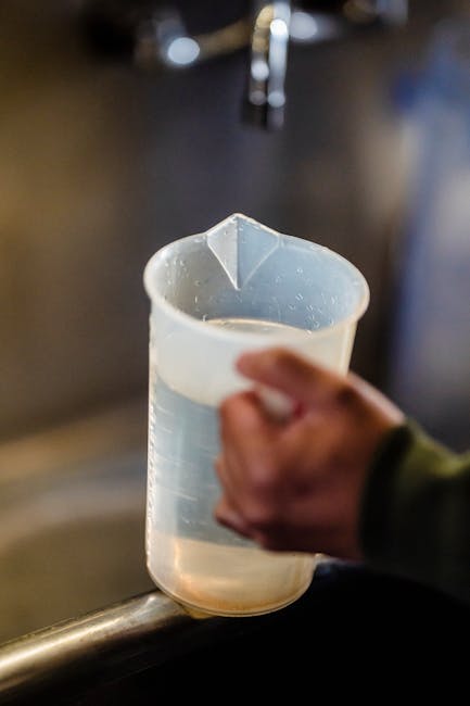 Misurazione del volume dell'acqua con un misurino graduato: guida pratica per calcolare il volume in modo semplice e preciso.