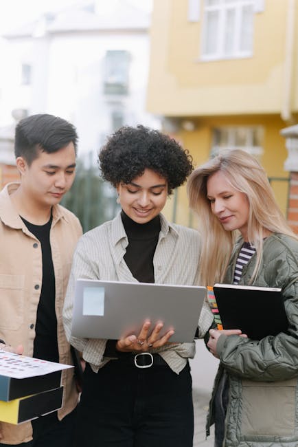 Team di progetto Trio Toscana collabora su laptop per innovazione e sviluppo regionale, analisi dati e pianificazione strategica