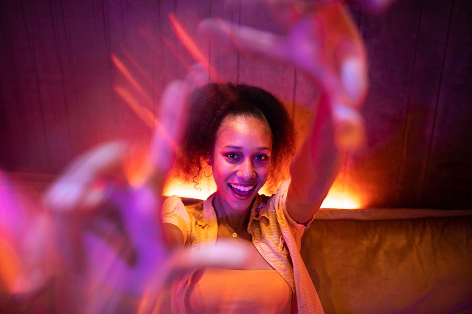 Giovane donna sorridente con luci psichedeliche, metafora del declino cognitivo nella Gen Z e delle sfide generazionali