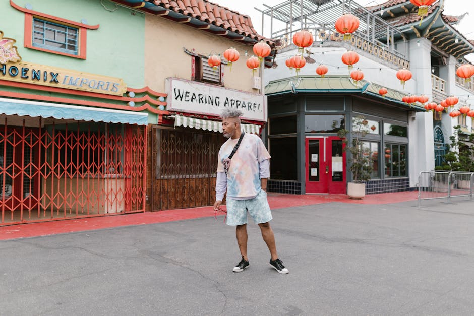 Uomo con abbigliamento unico in contesto urbano, espressione di individualità e stile personale nell'articolo sull'unicità moderna.