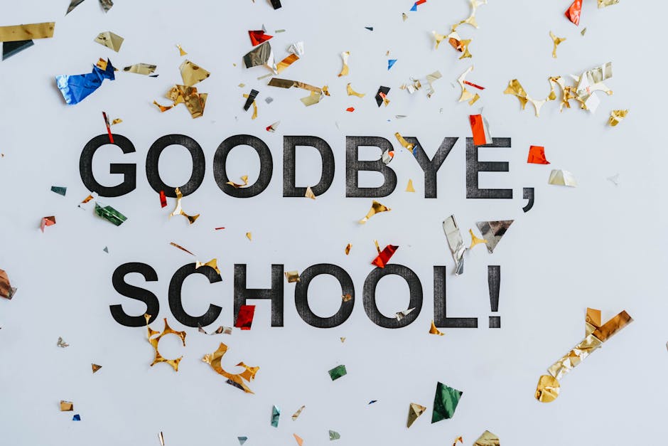 Fine anno scolastico: scritta Goodbye School con coriandoli, simbolo di chiusura e consigli di Vincenzo Schettini per salutare la scuola.
