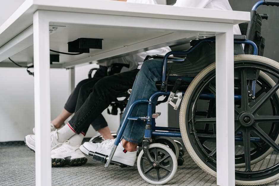 Persone partecipano a riunione con sedia a rotelle, inclusione e organi collegiali per il successo e la partecipazione attiva