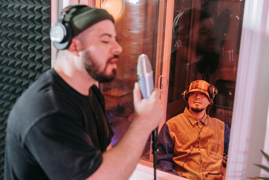 Cantante che utilizza il metodo di canto misto in studio di registrazione, con microfono e cuffie, espressione e tecnica vocale