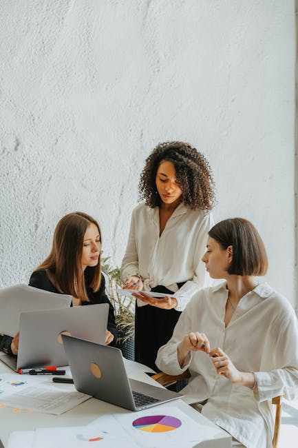 Team di donne al lavoro su dati e strategie, prevenzione bullismo in azienda e a scuola, analisi e soluzioni