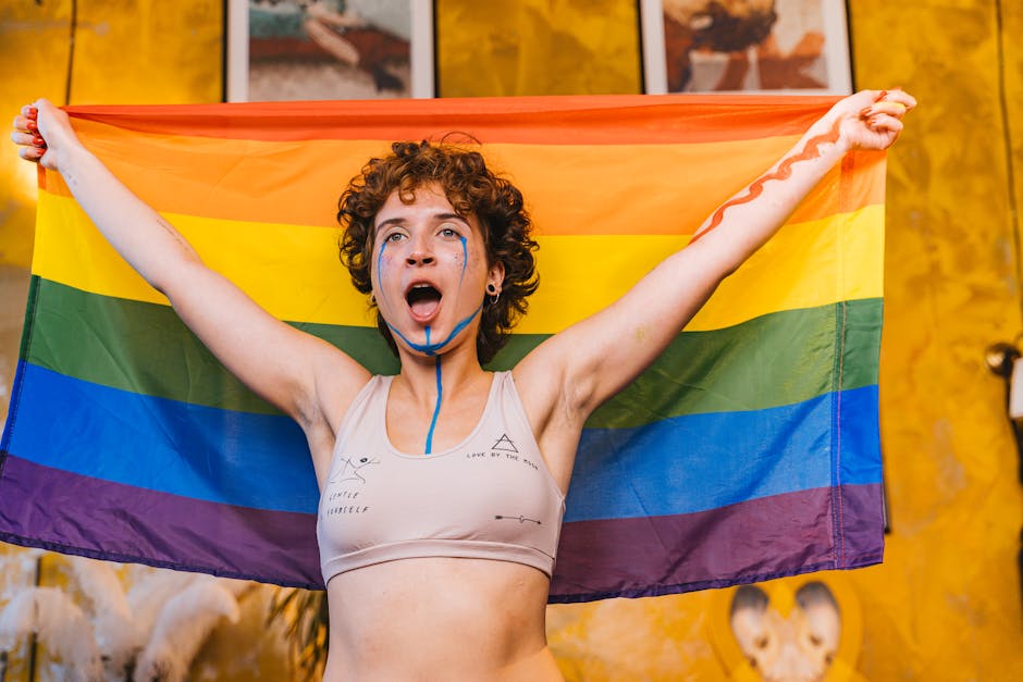 Donna con bandiera arcobaleno simbolo di fierezza e inclusione, espressione di forza e determinazione, come una moderna Regina dei Volsci.