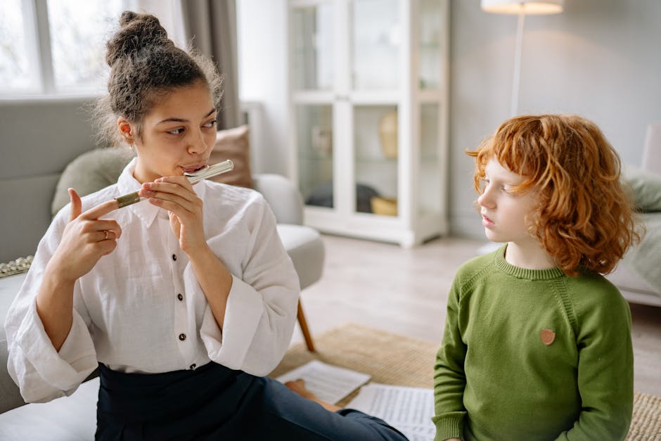 Attività musicale interattiva: insegnante di musica mostra flauto traverso a bambino durante lezione di formazione musicale