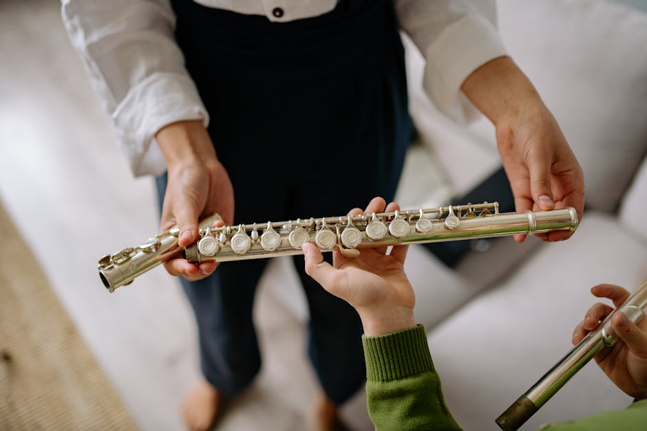Docente mostra flauto traverso a studente: opportunità di formazione musicale con bonus docenti per corsi e strumenti