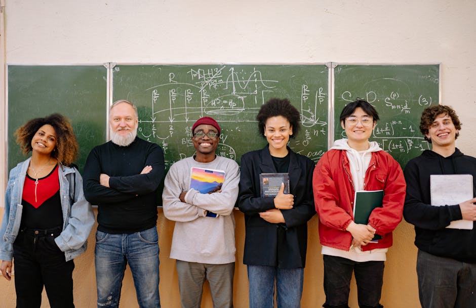 Studenti Unimib sorridenti davanti alla lavagna con formule matematiche, guida per futuri studenti di Matematica Unimib