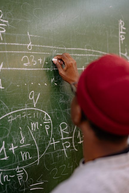 Uomo scrive equazioni matematiche sulla lavagna, concetto di MCD e metodi di calcolo per approfondire la matematica