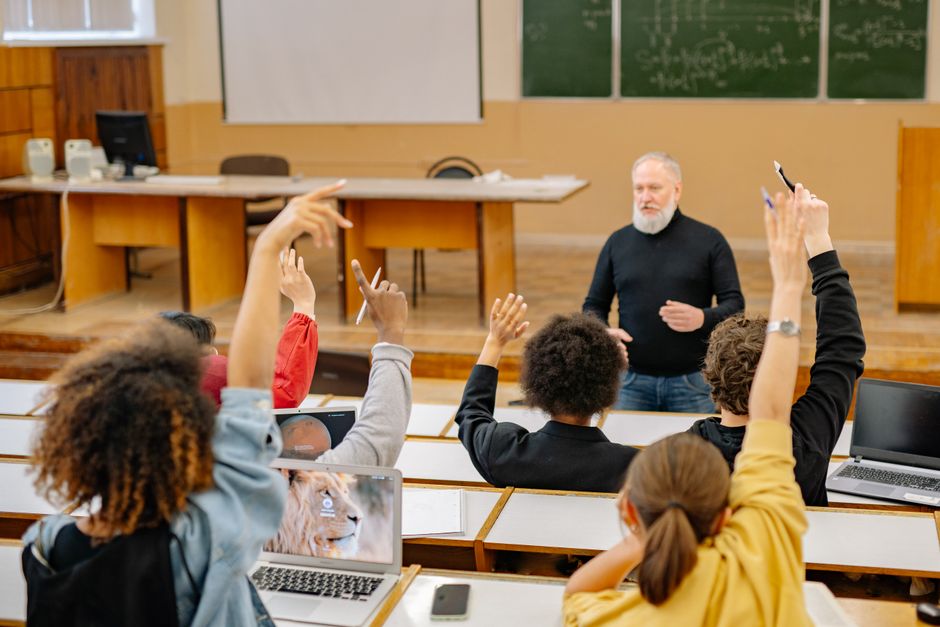 Formazione digitale per i docenti: il divario tra scuola e sottoculture online e le nuove sfide normative