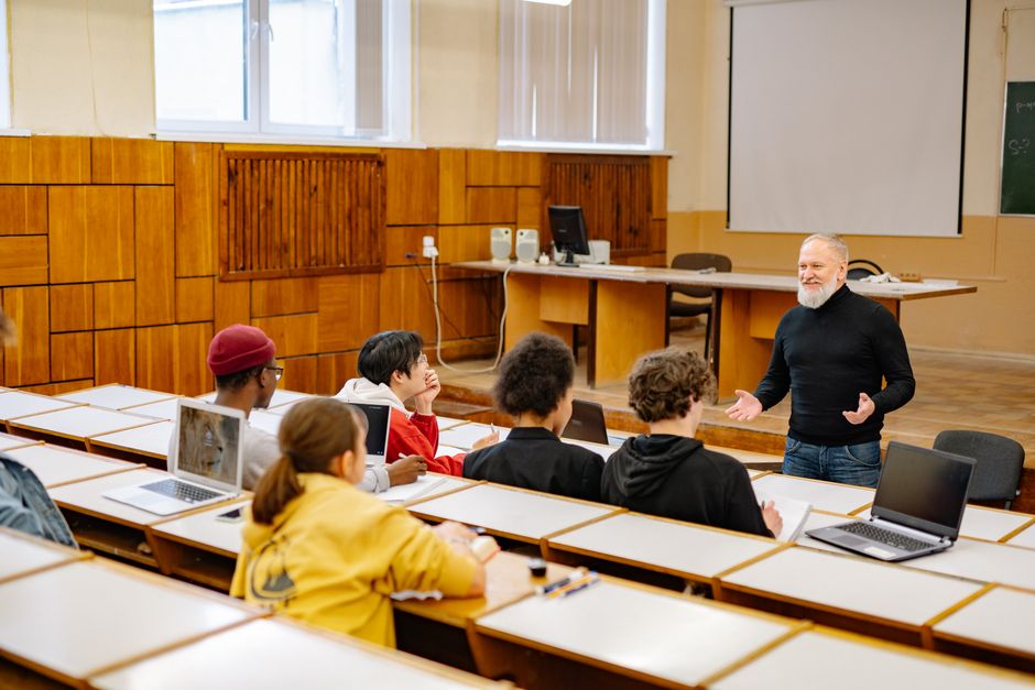 Tetto agli alunni stranieri per classe: il piano Valditara per contrastare le "classi-ghetto" e le nuove sanzioni