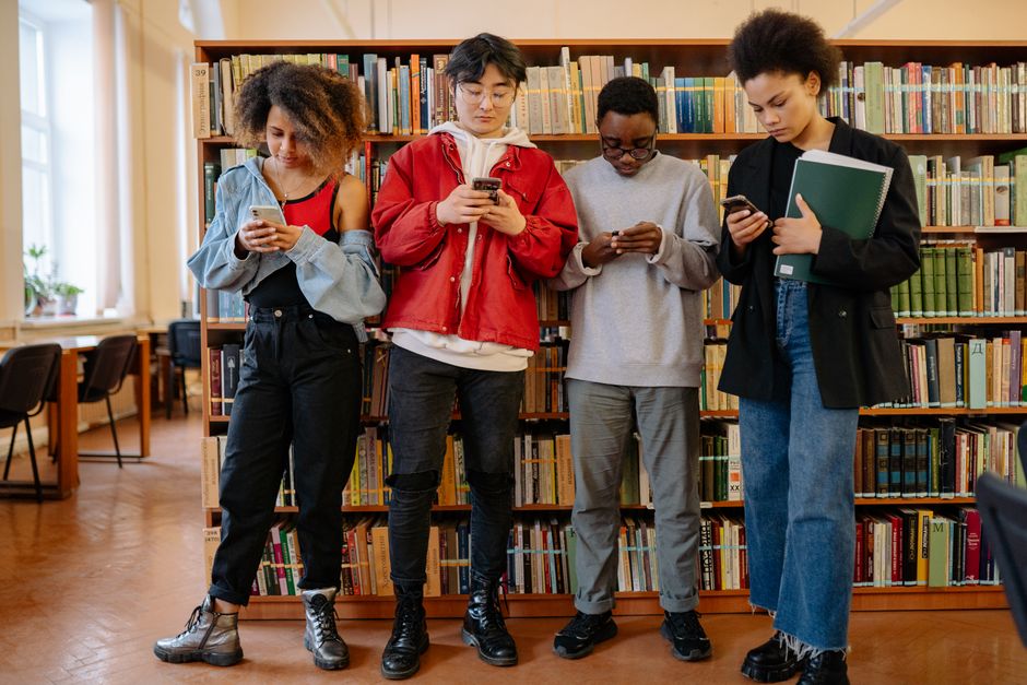 Social media e rendimento scolastico: l'impatto dell'accesso precoce sui voti di italiano e matematica