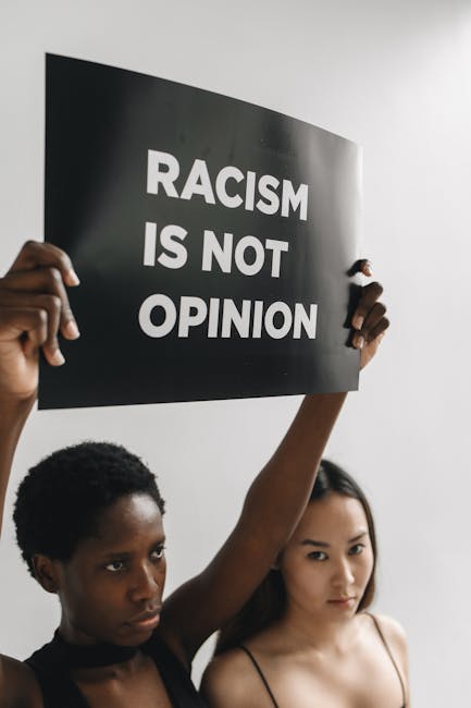 Manifestazione contro il razzismo: donne protestano contro discriminazione e censimento, approfondimento e guida all'articolo.