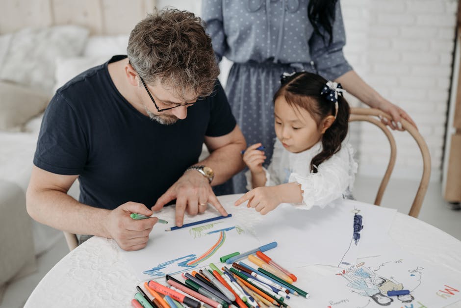 Didattica cooperativa in azione: padre e figlia collaborano a un disegno, apprendimento condiviso e creativo per bambini