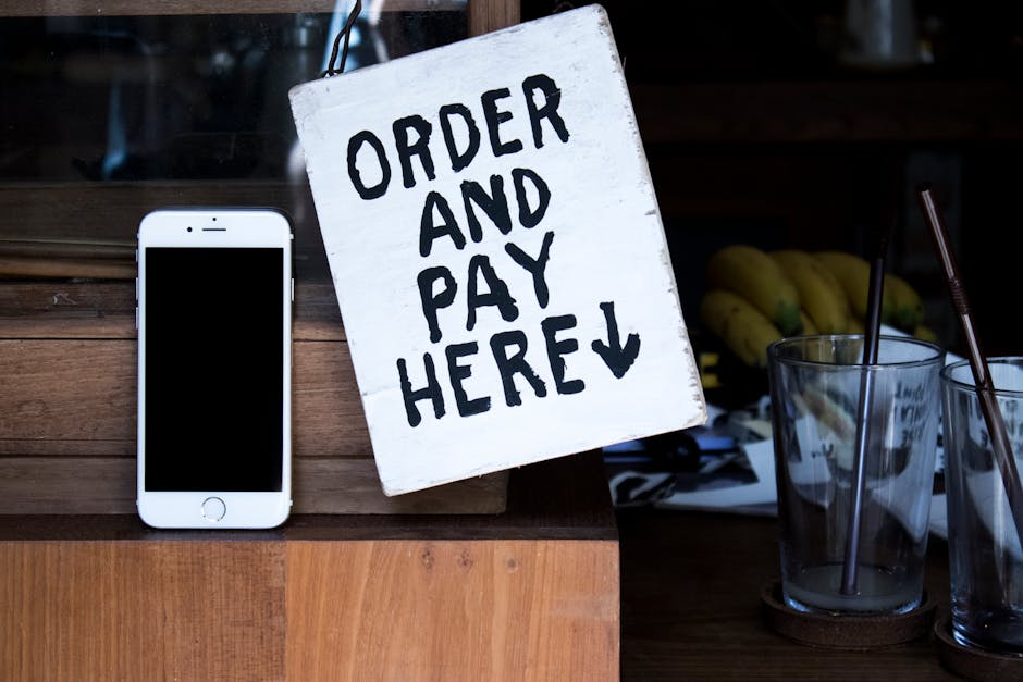 Smartphone e cartello Order and Pay Here, implicazioni per stipendio docenti febbraio 2026 e pagamenti una tantum tramite app bancarie.