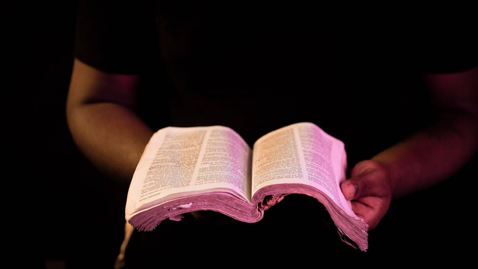 Persona che legge un libro aperto, simbolo di riflessione etica e filosofia morale nella vita quotidiana. Approfondimento e conoscenza.