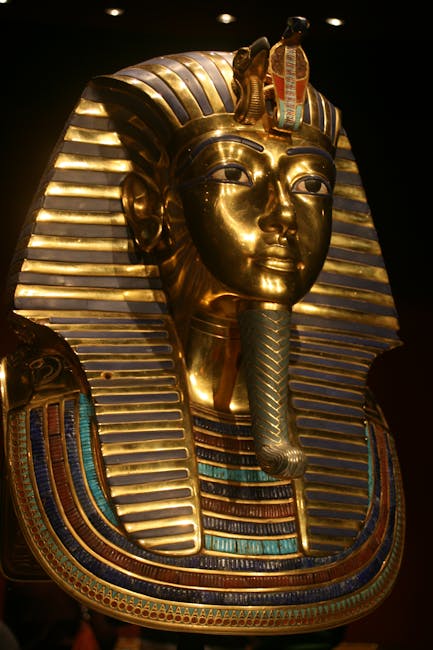Maschera funeraria di Tutankhamon, simbolo dell'Egitto della IV Dinastia e dell'epoca d'oro della civiltà egizia, dettaglio oro e lapislazzuli.