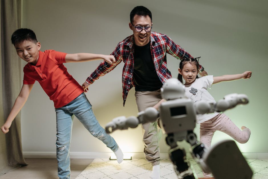 Attività didattiche sulla robotica umanoide: padre e figli interagiscono con un robot in un ambiente domestico stimolante.