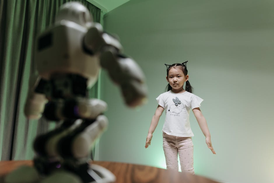 Bambina asiatica interagisce con robot umanoide: esempio di apprendimento del futuro con tecnologie emergenti nell'educazione