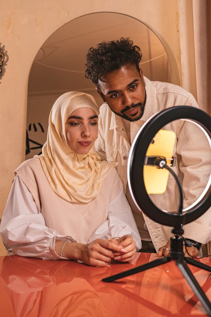 Docenti consultano videotutorial MIM per PEI informatizzato con smartphone e ring light. Guida alla compilazione del PEI per scuole.