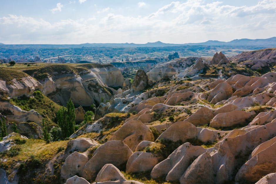 Paesaggio suggestivo della Cappadocia con formazioni rocciose uniche, ispirazione per esprimere il tuo talento musicale e creatività artistica