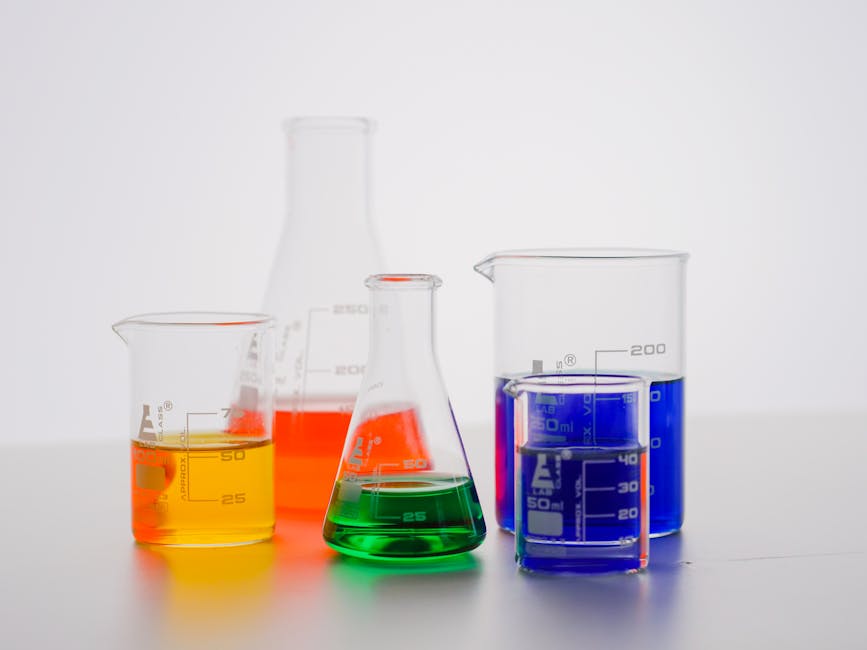 Vetreria da laboratorio con liquidi colorati per analisi chimiche e comprensione profonda dei metodi di analisi scientifica