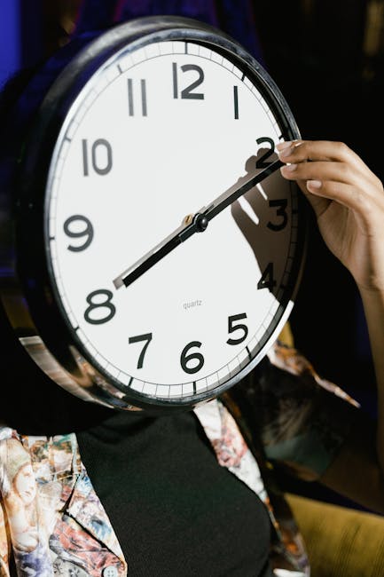 Distacco sindacale part-time: orario di lavoro e limiti ARAN rappresentati da una persona con una sveglia al posto della testa che indica le ore.