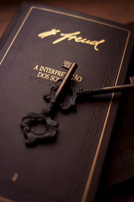 Chiavi antiche su libro di Freud L'interpretazione dei sogni simbolo di svelare il significato dei sogni e calcolare il loro volume
