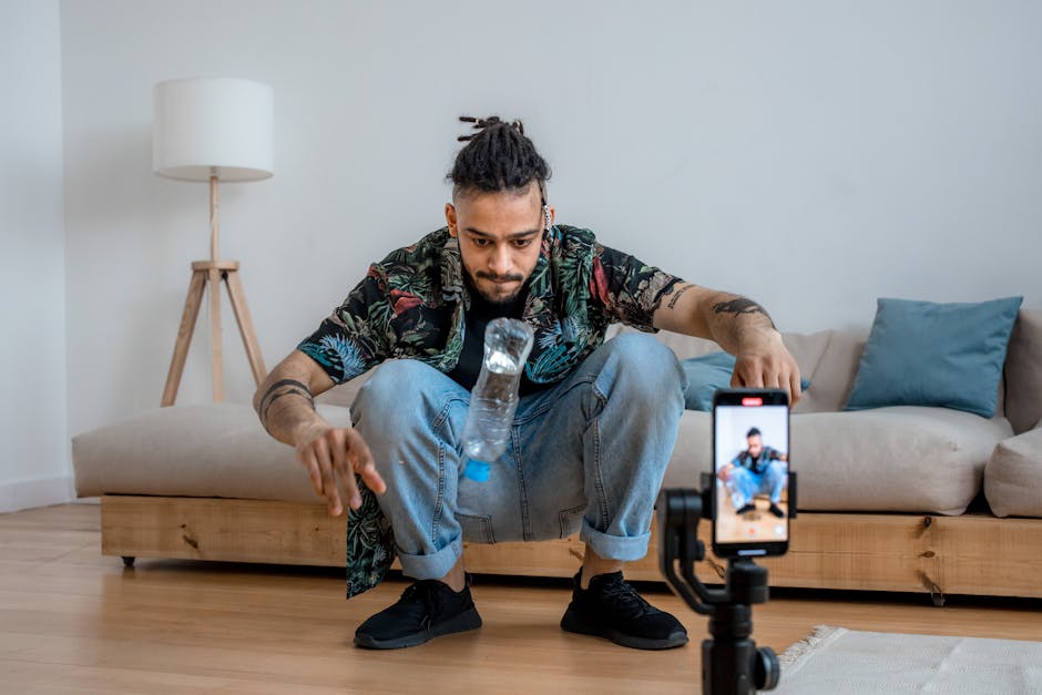 Uomo riprende challenge pericolosa con bottiglia d'acqua per TikTok, rischi e pericoli delle sfide virali sui social media.