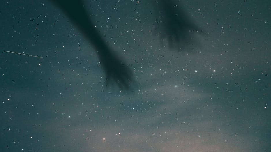 Cielo stellato con sagome di mani, evocazione di magia e trasformazione di spazi e momenti unici e suggestivi. Atmosfera incantata.