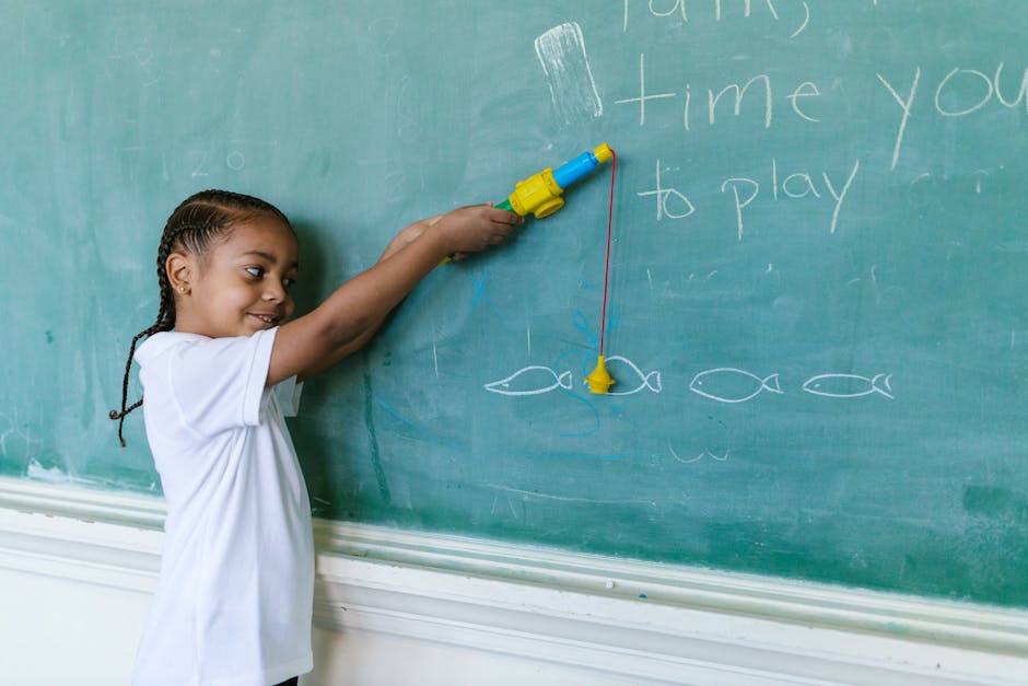 Bambina che gioca alla lavagna con una canna da pesca giocattolo, stimolando la creatività e l'immaginazione in classe.