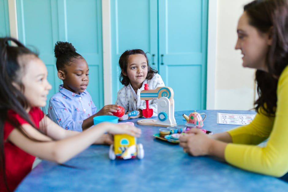 Bambini giocano con giocattoli educativi in asilo nido, ClasseViva per l'infanzia, apprendimento e divertimento con l'educatrice