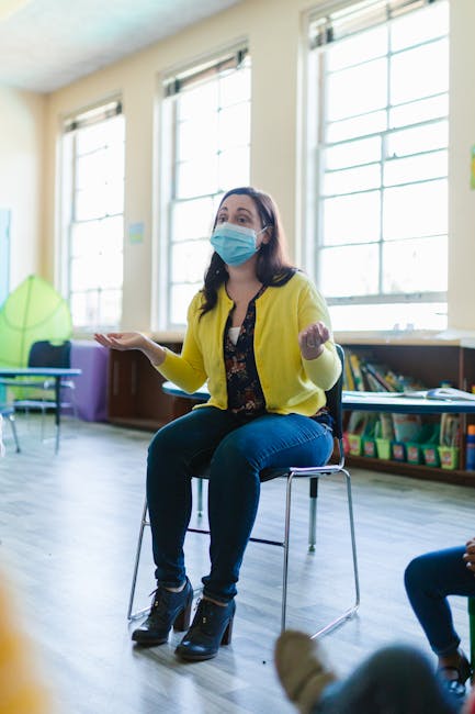 DSGA con mascherina spiega la gestione scolastica durante un master eCampus. Focus sul ruolo del Direttore dei Servizi Generali e Amministrativi.
