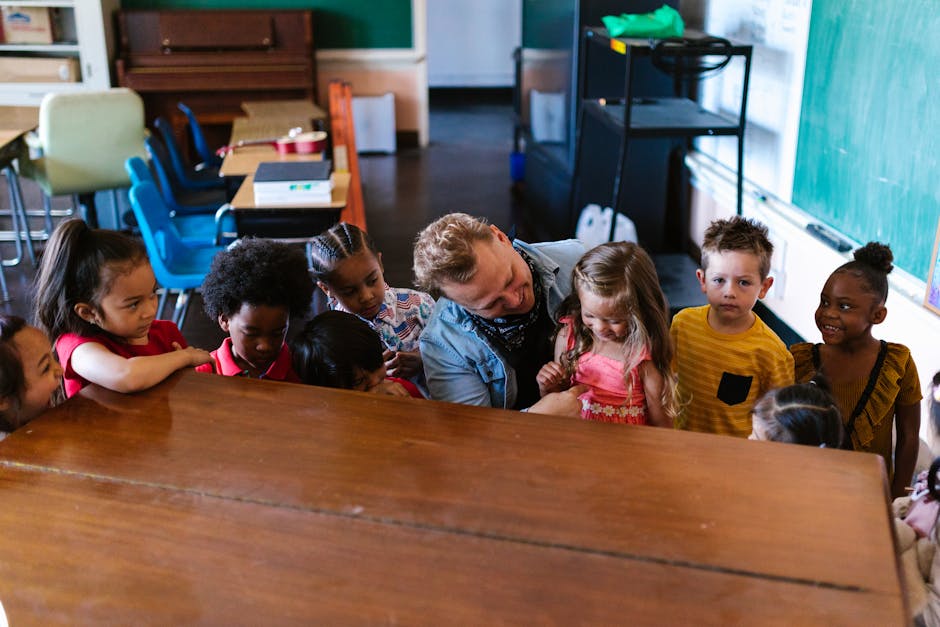 Insegnante di musica e bambini interagiscono con un pianoforte in classe, strategie creative per coinvolgere i bambini nella musica.