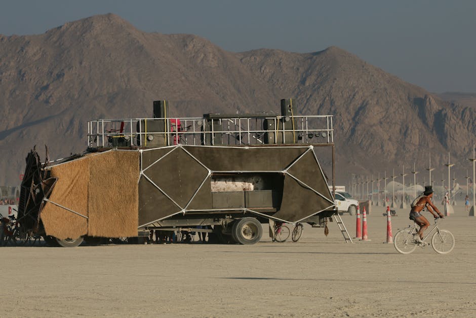 Carro musicale artistico nel deserto con persona in bicicletta, esperienza sonora unica per lezioni di musica trasformative