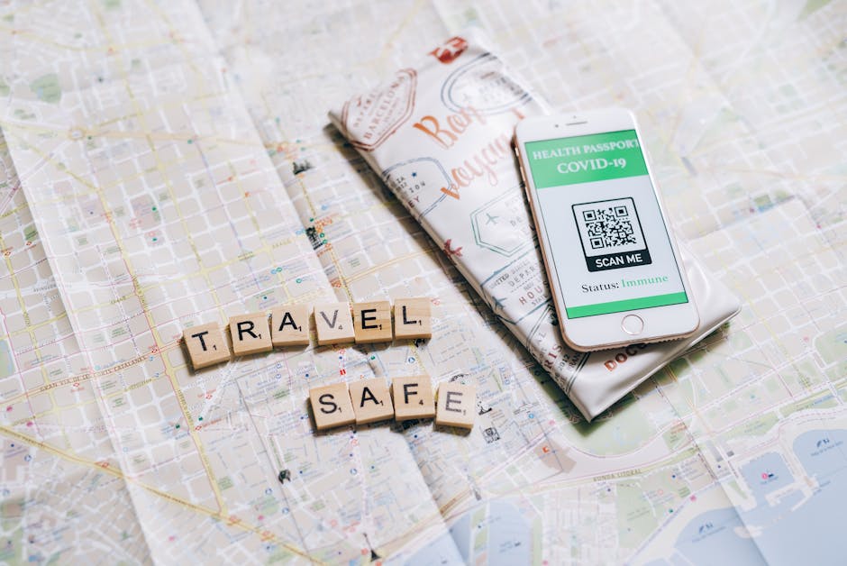 Pianificazione viaggio sicuro con codice QR sanitario su smartphone e mappa stradale, focus sui codici internazionali per viaggiare.