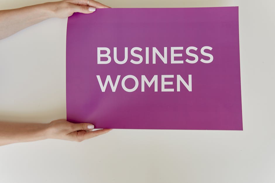 Business Women su cartello viola, valorizzazione competenze femminili nel mondo del lavoro e storie di alternanza scuola lavoro