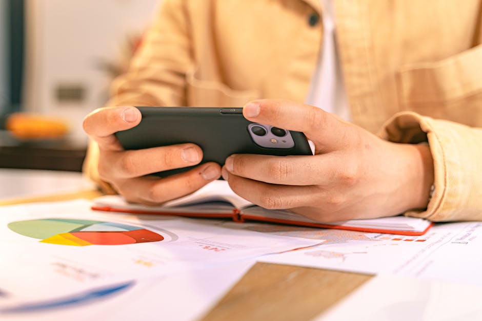 Uomo che controlla aggiornamenti GPS 2026 su smartphone, analisi dati e approfondimenti di Giuseppe Semeraro per la nuova piattaforma.