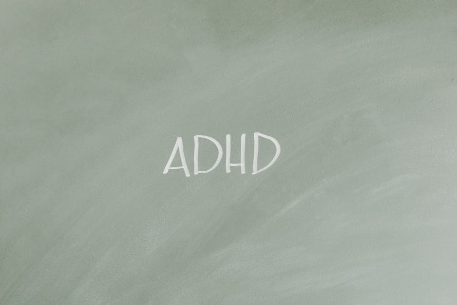 ADHD scritto su una lavagna, focus sul benessere scolastico e l'assicurazione sanitaria integrativa per studenti con disturbi dell'attenzione