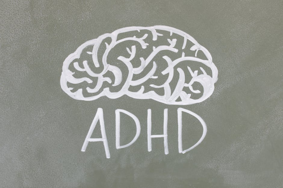 Disegno di un cervello con la scritta ADHD su una lavagna, simbolo dell'importanza della sicurezza durante le prove di evacuazione per studenti con ADHD.