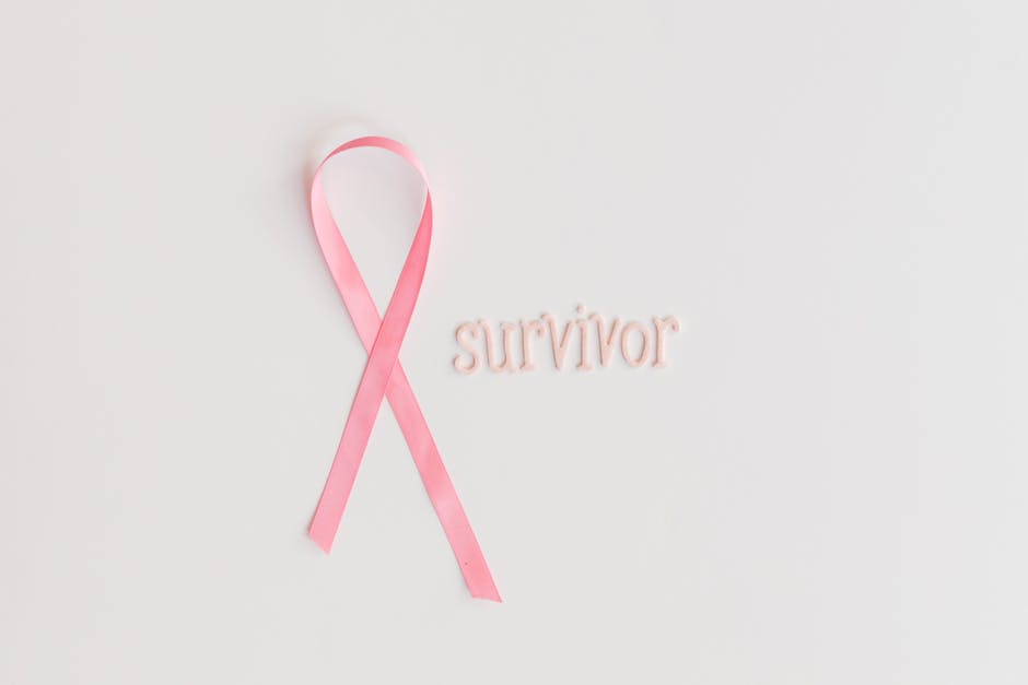 Nastro rosa simbolo della lotta contro il cancro al seno e scritta survivor per la mobilitazione del 18 ottobre contro le NIN