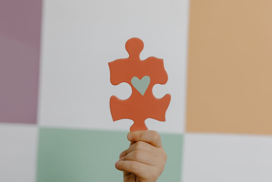 Bambino tiene in mano un pezzo di puzzle con un cuore, simbolo delle difficoltà scolastiche e delle possibili soluzioni per gli alunni bocciati.