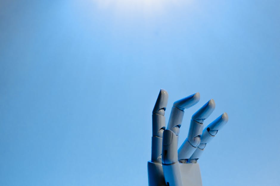 Mano robotica che si protende verso il futuro dell'elettronica, simbolo di innovazione e opportunità tecnologiche avanzate