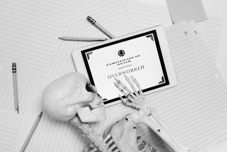 Scheletro con certificato di morte per eccessivo lavoro, metafora delle certificazioni inutili e stress da lavoro