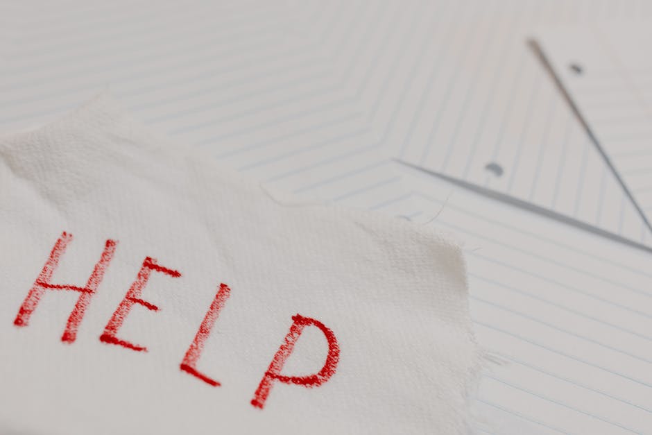 Scritta HELP su straccio bianco, metafora difficoltà assunzioni GPS sostegno e proroga diploma ITP nel Decreto Scuola 127/2025